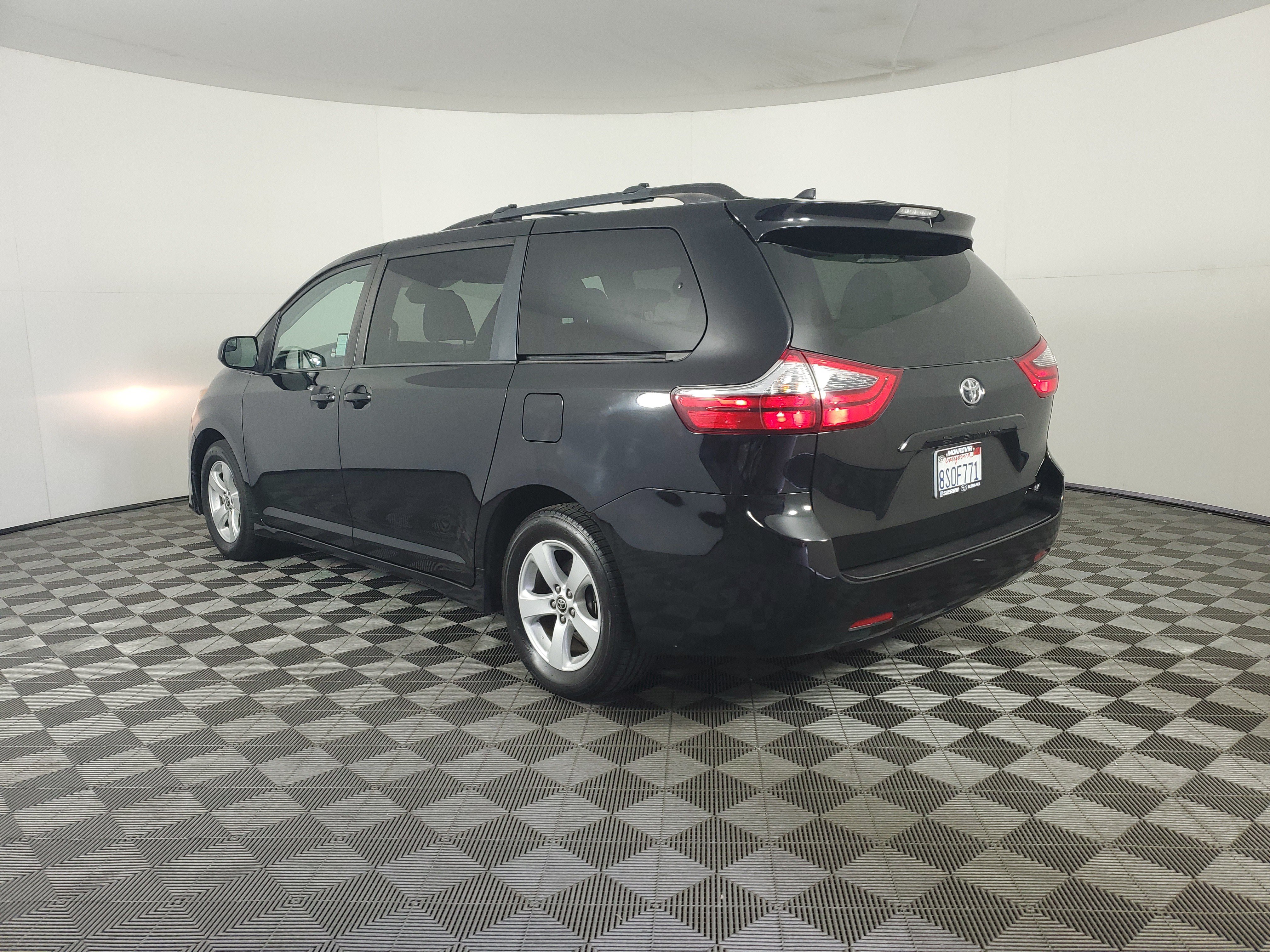 Used 2020 Toyota Sienna LE w/ Carpet Mat Package FWD image 6