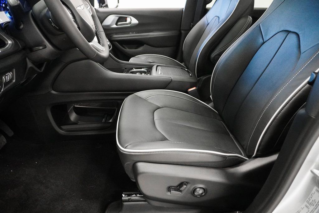 New 2026 Chrysler Pacifica Limited image 12