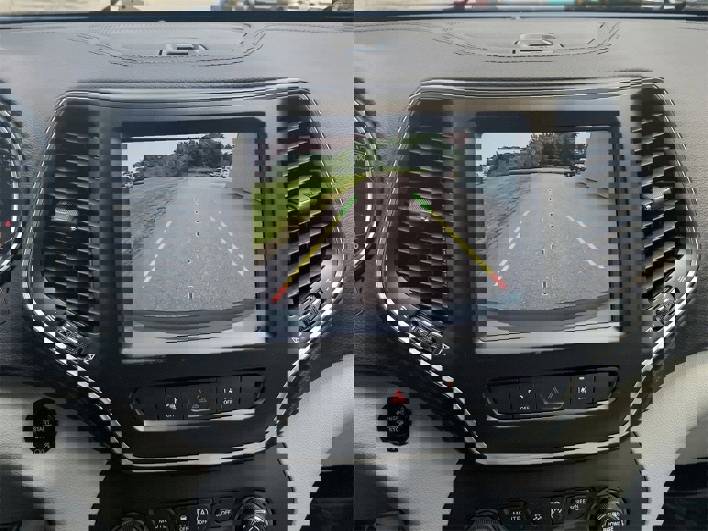 Used 2021 Jeep Cherokee Latitude Lux w/ Sun & Sound Group image 34