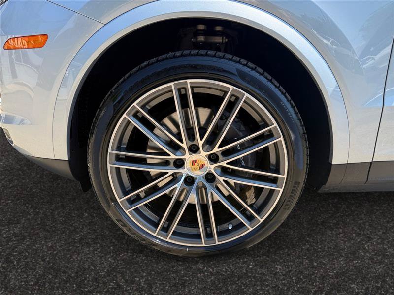 Used 2023 Porsche Cayenne AWD/4WD image 17