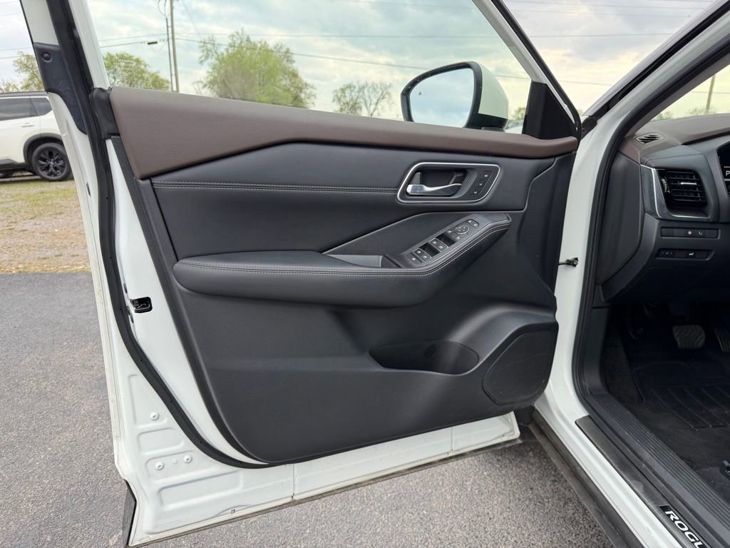 Used 2023 Nissan Rogue Platinum w/ Platinum Premium Package image 13