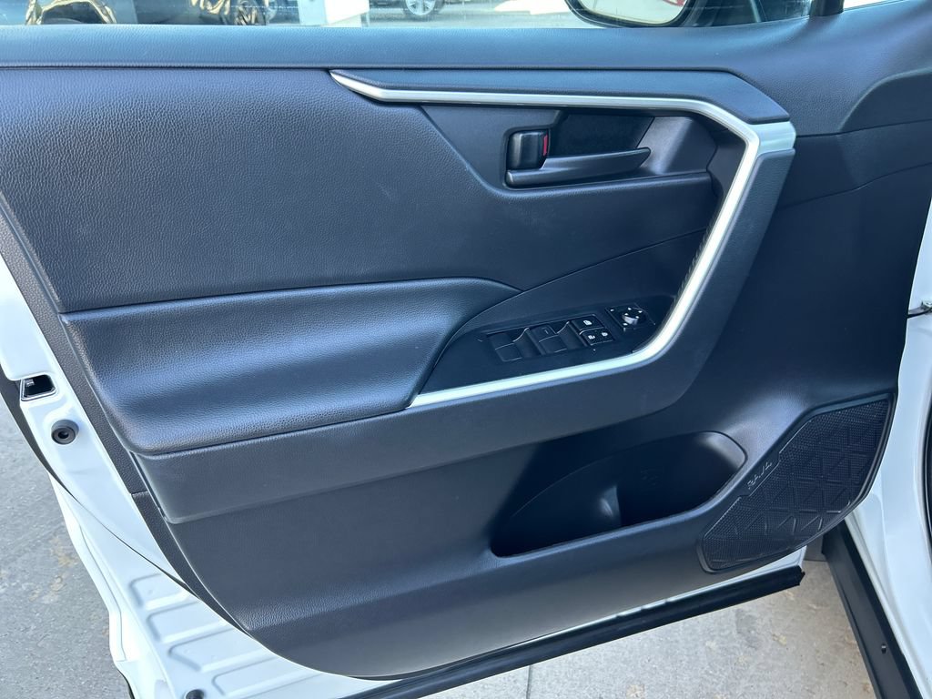 Certified 2022 Toyota RAV4 LE AWD/4WD image 11