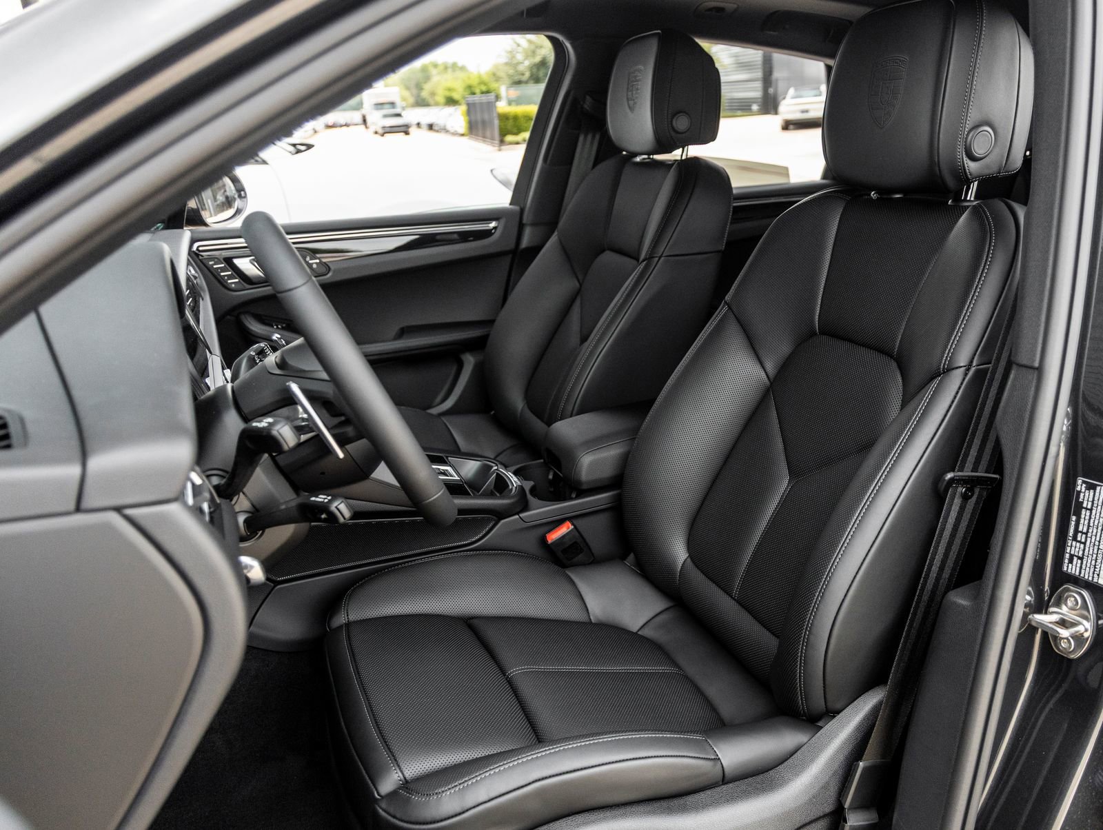 Certified 2026 Porsche Macan AWD/4WD image 5