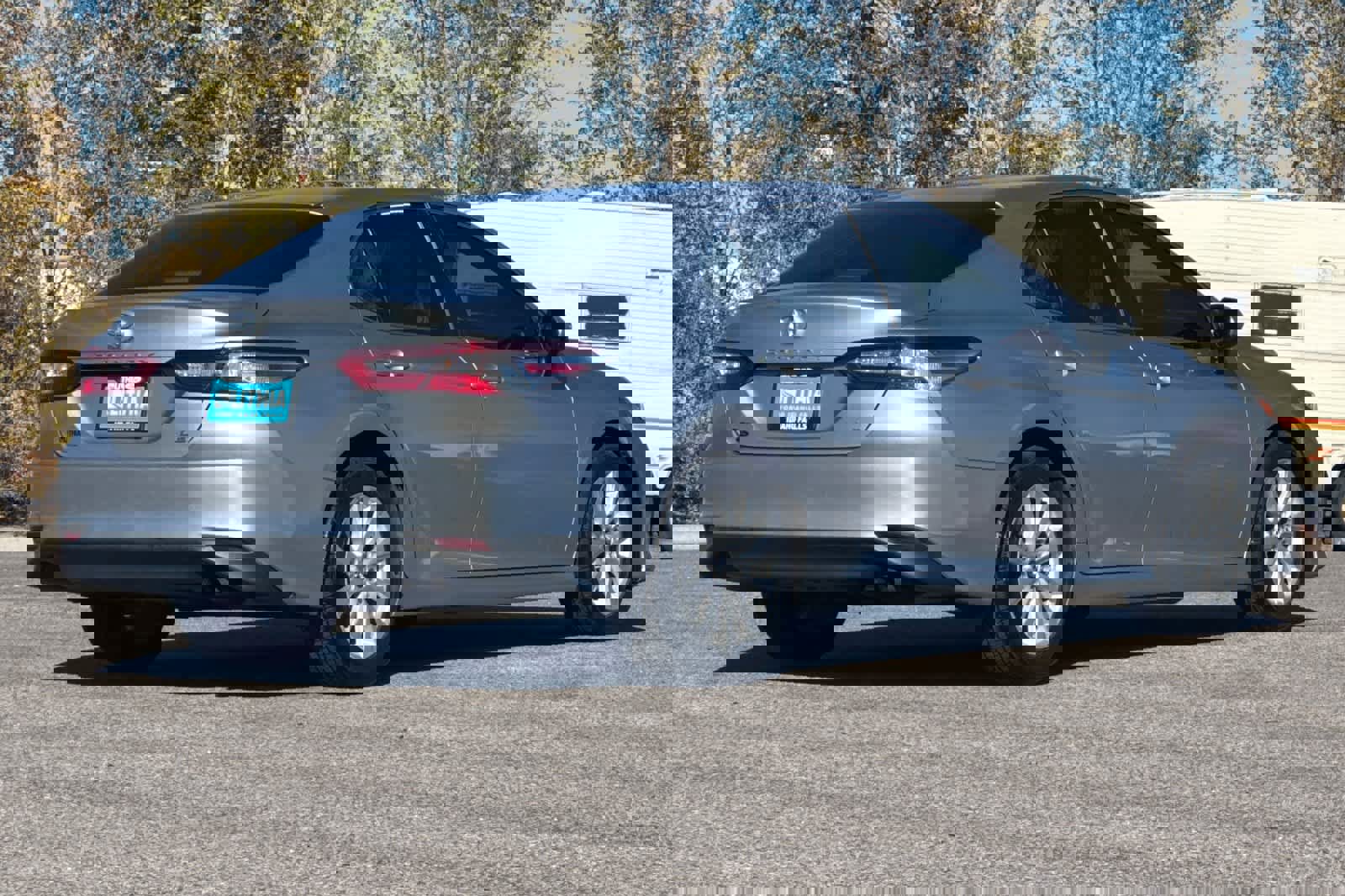 Used 2018 Toyota Camry LE image 2