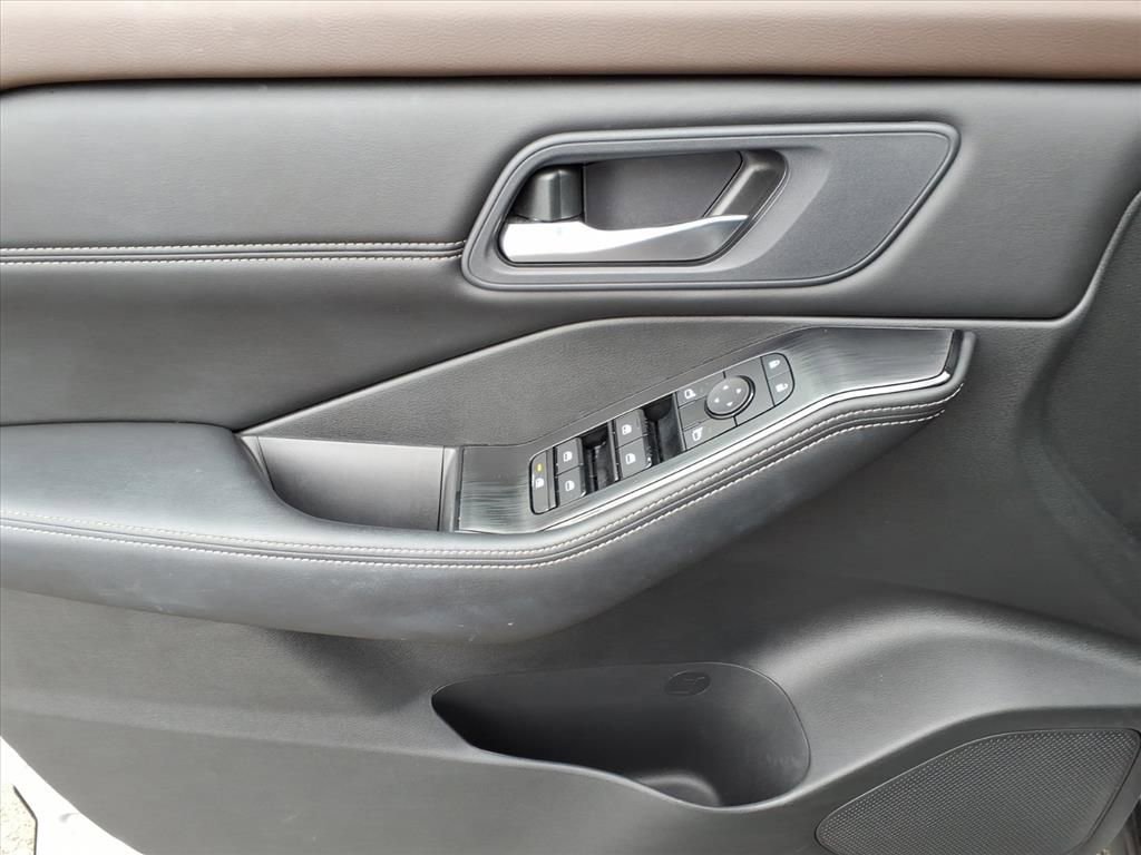 Used 2023 Nissan Rogue SV w/ SV Premium Package image 17