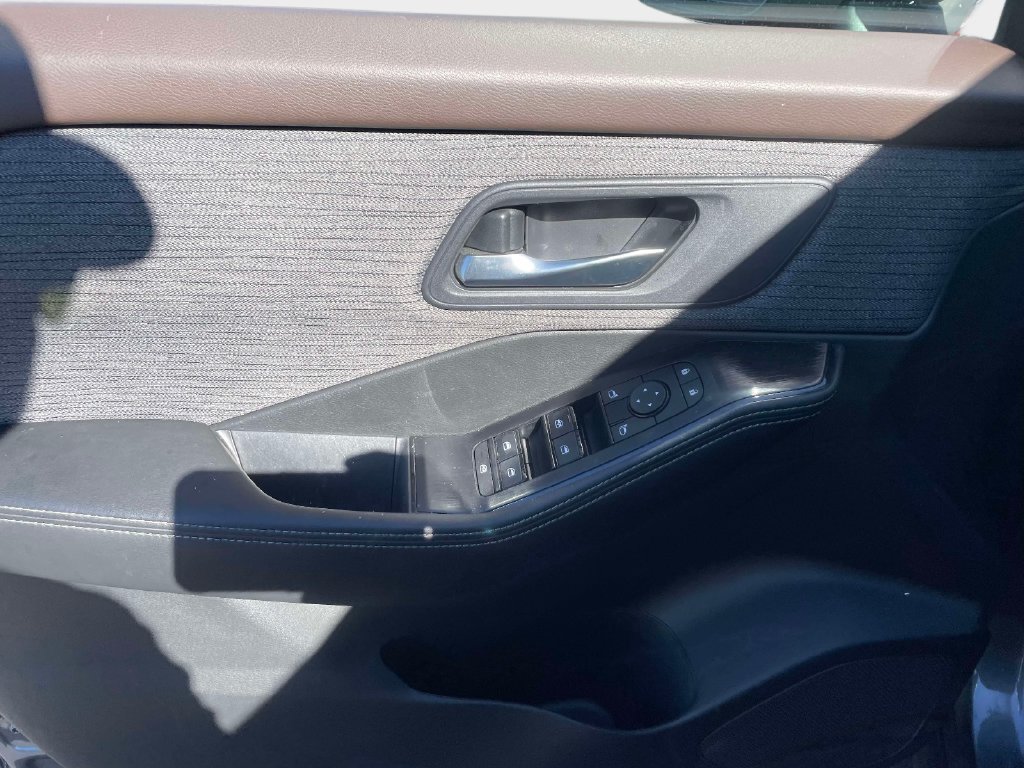 Used 2023 Nissan Rogue SV AWD/4WD image 18