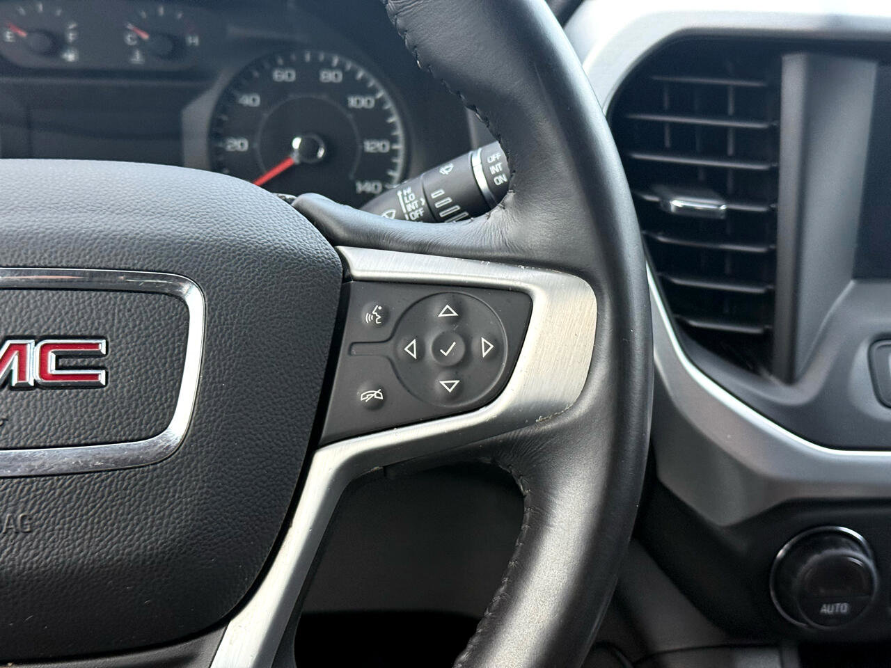 Used 2018 GMC Acadia SLE image 14