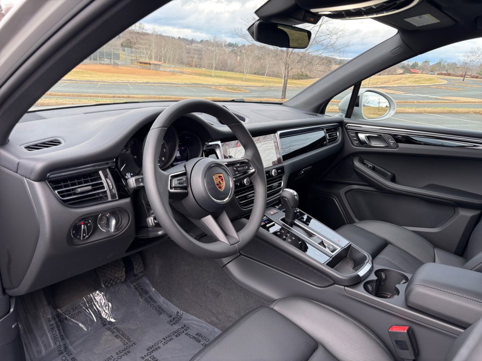 Certified 2026 Porsche Macan image 4