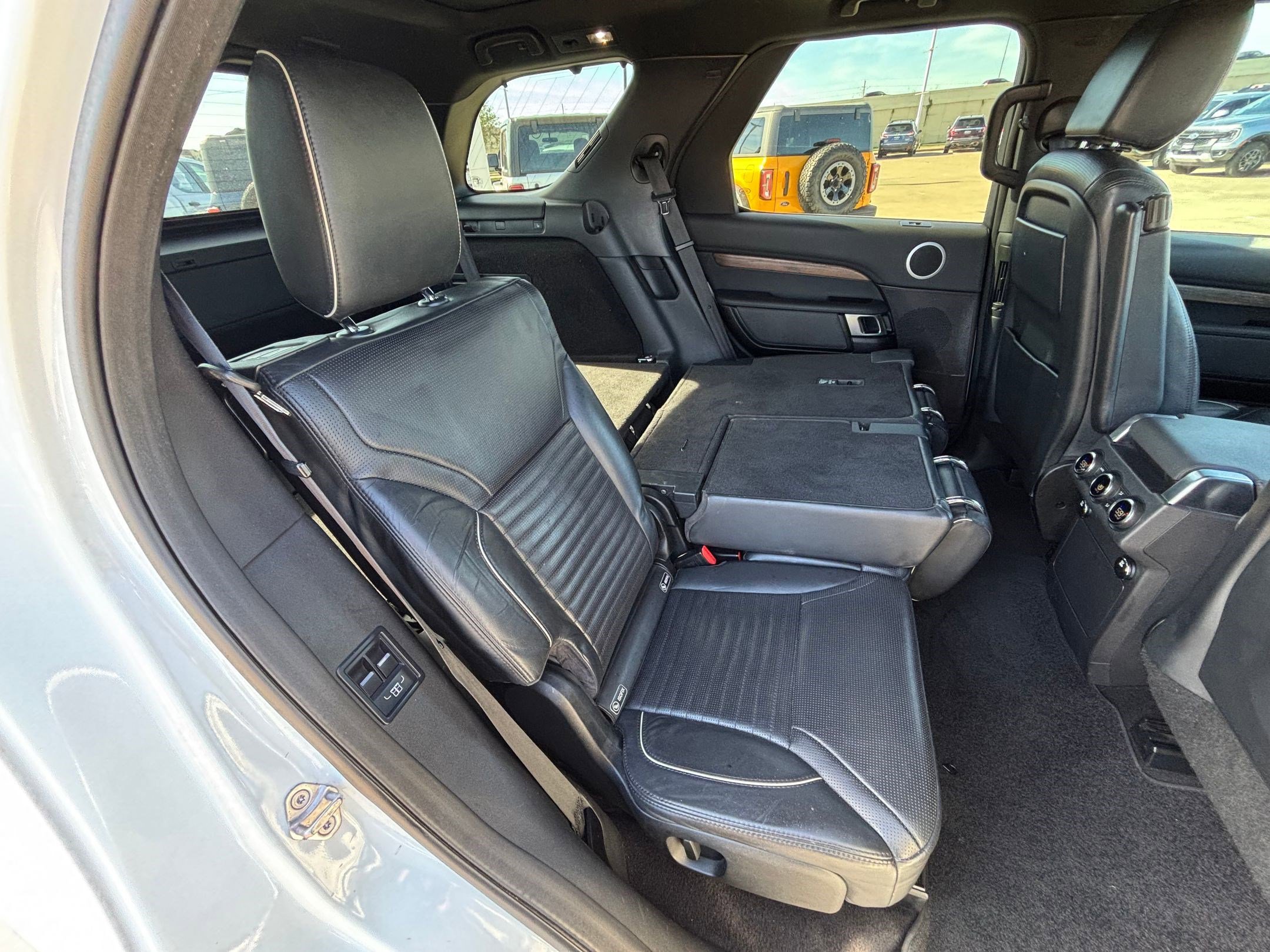 Used 2017 Land Rover Discovery HSE image 31