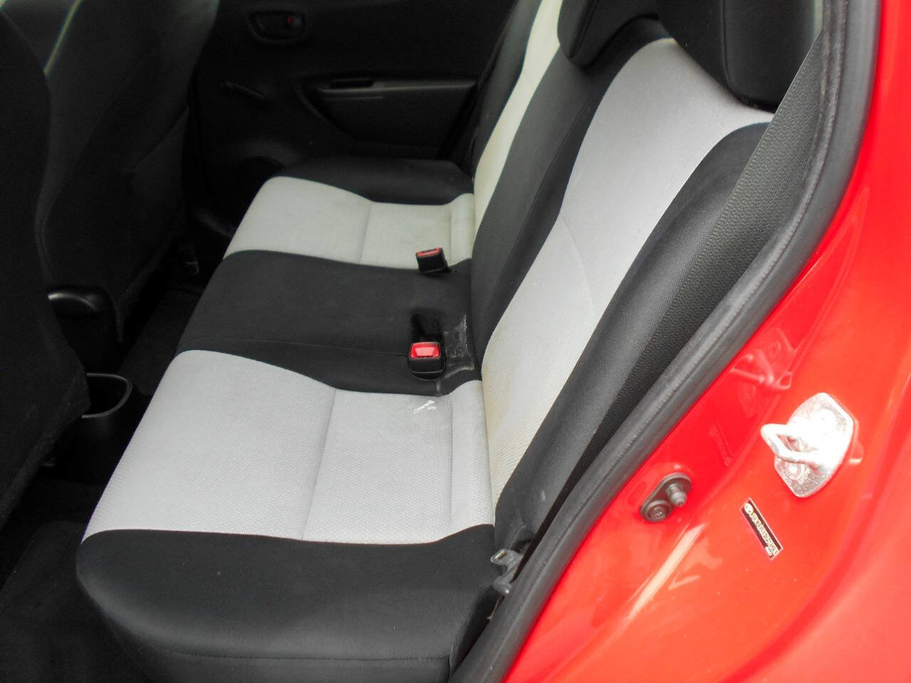 Used 2014 Toyota Yaris L FWD image 17