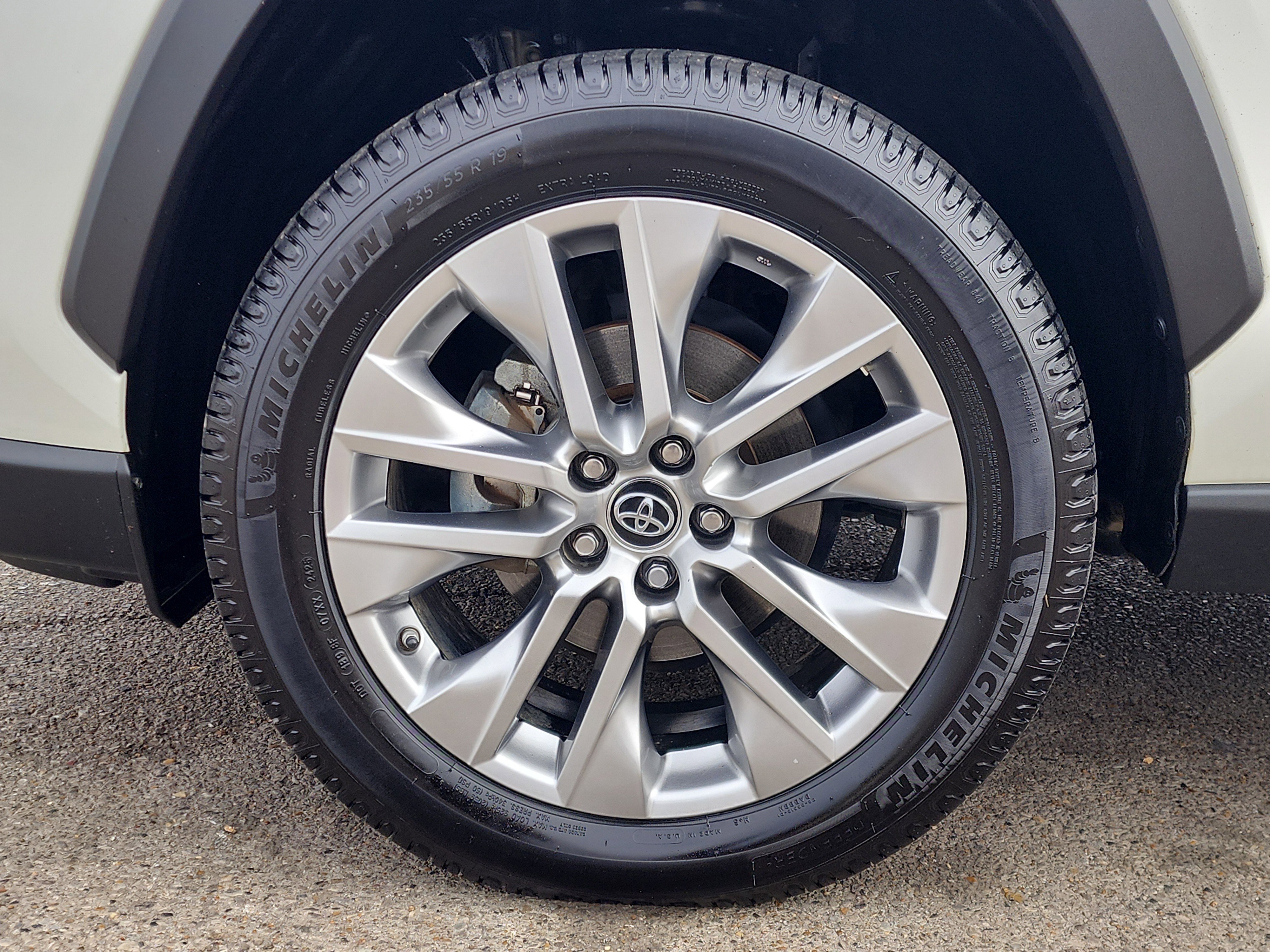 Used 2019 Toyota RAV4 Limited image 9