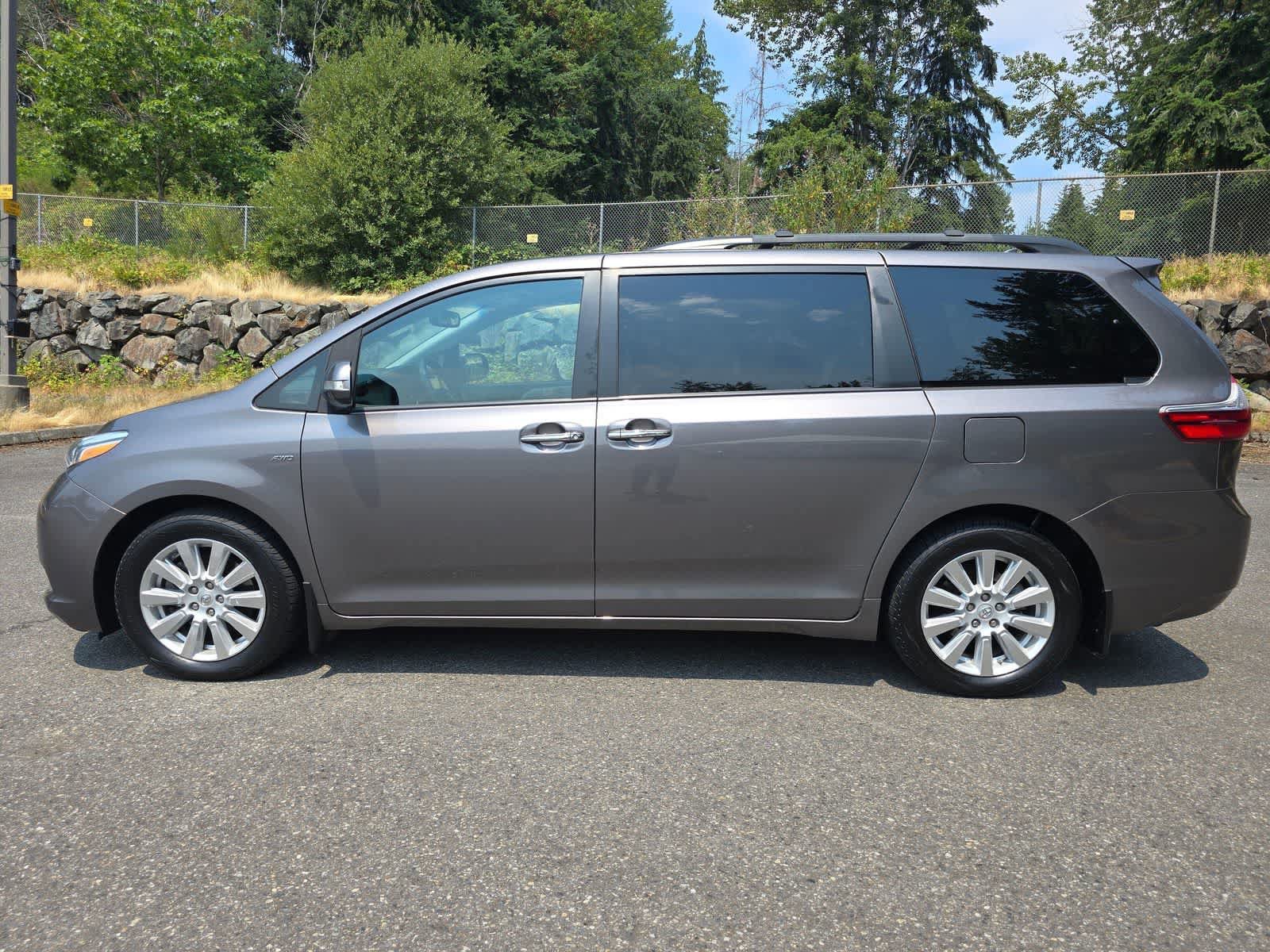 Used 2017 Toyota Sienna Limited AWD/4WD image 3