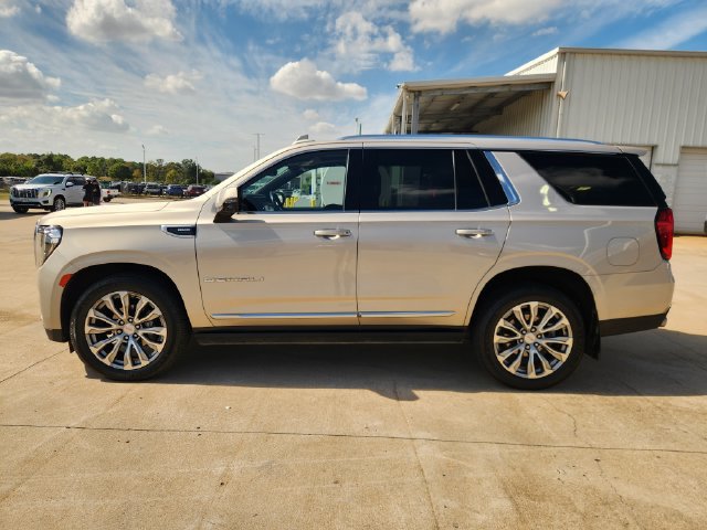 Used 2022 GMC Yukon Denali w/ Advanced Technology Package AWD/4WD image 4