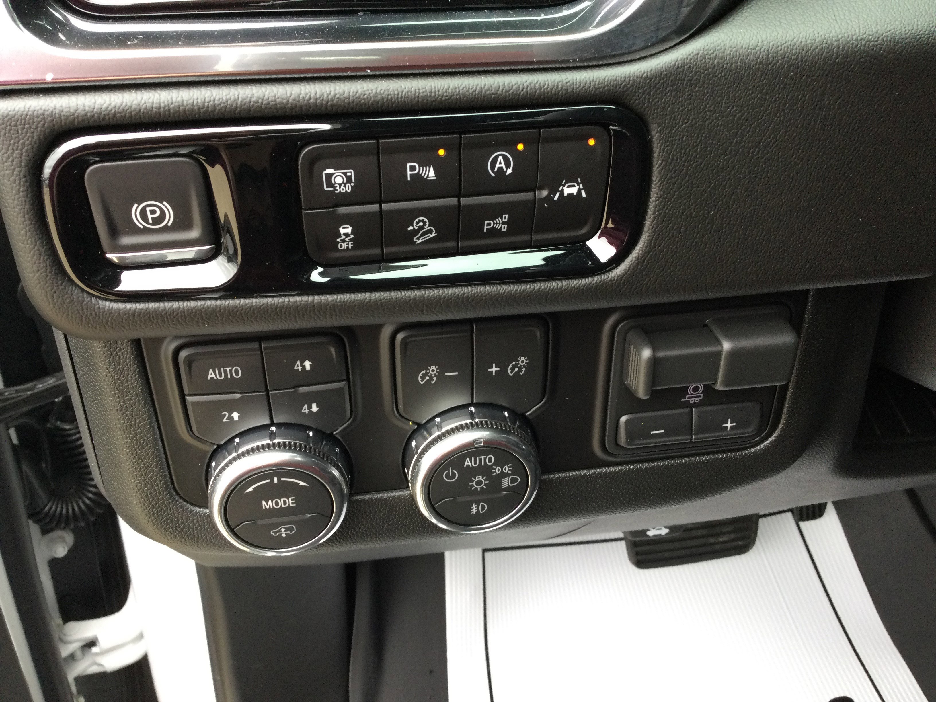 New 2026 GMC Yukon XL Denali w/ Denali Reserve Package image 12