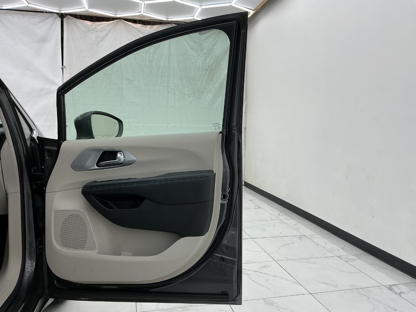 Used 2018 Chrysler Pacifica Touring-L FWD image 19