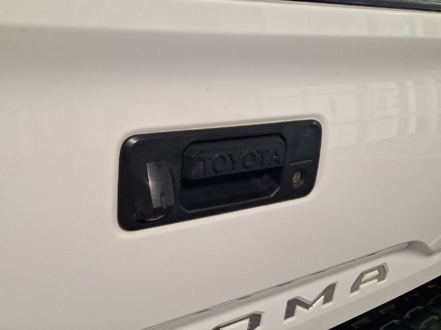 Used 2016 Toyota Tacoma Limited w/ Towing Package AWD/4WD image 31