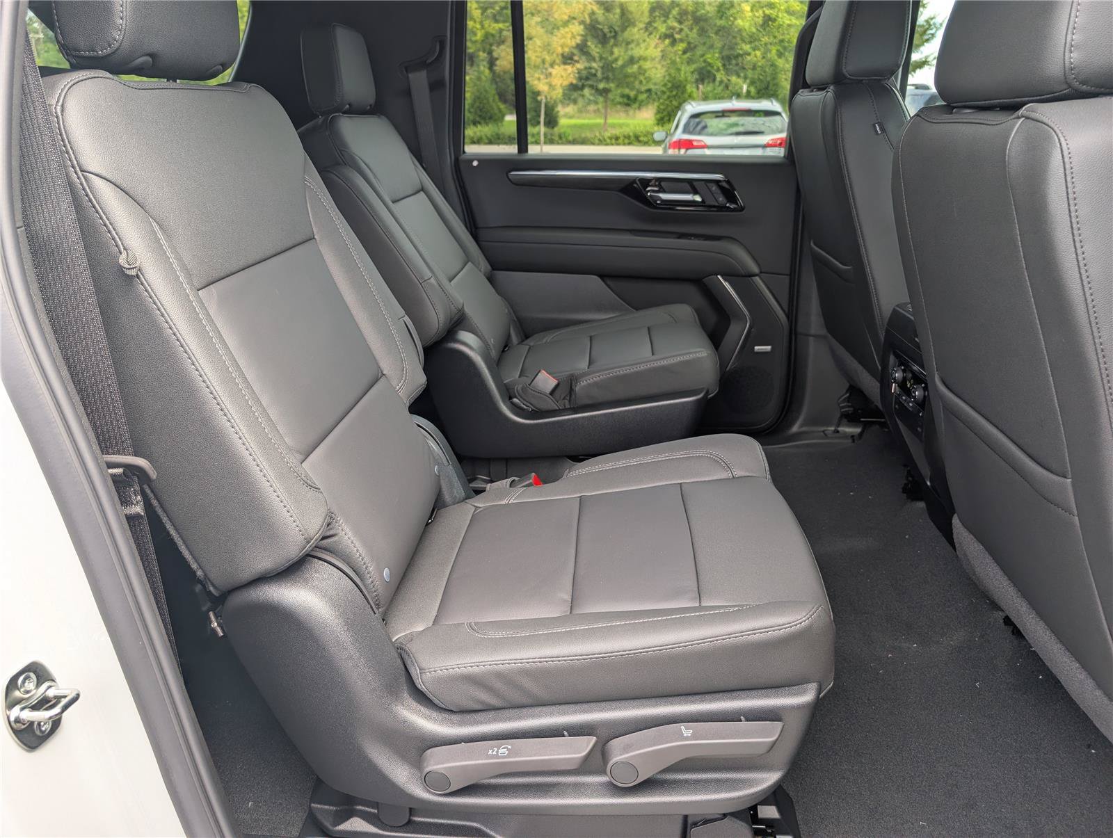 New 2026 Chevrolet Suburban Z71 w/ Z71 Off-Road Package AWD/4WD image 8