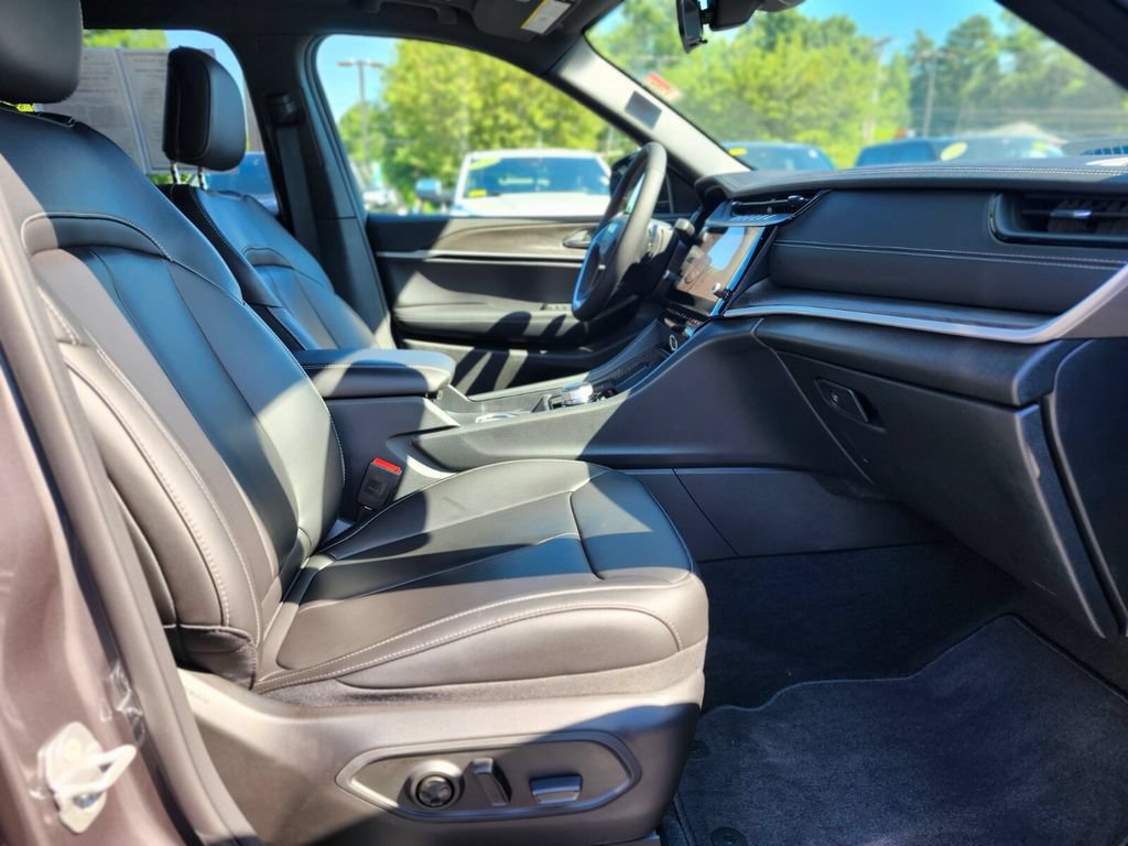 Used 2026 Jeep Grand Cherokee L Limited w/ Limited Altitude Package AWD/4WD image 11