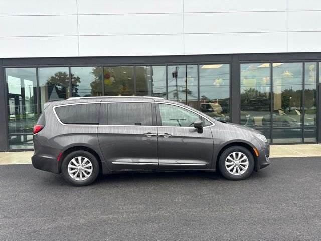 Used 2019 Chrysler Pacifica Touring-L FWD image 2