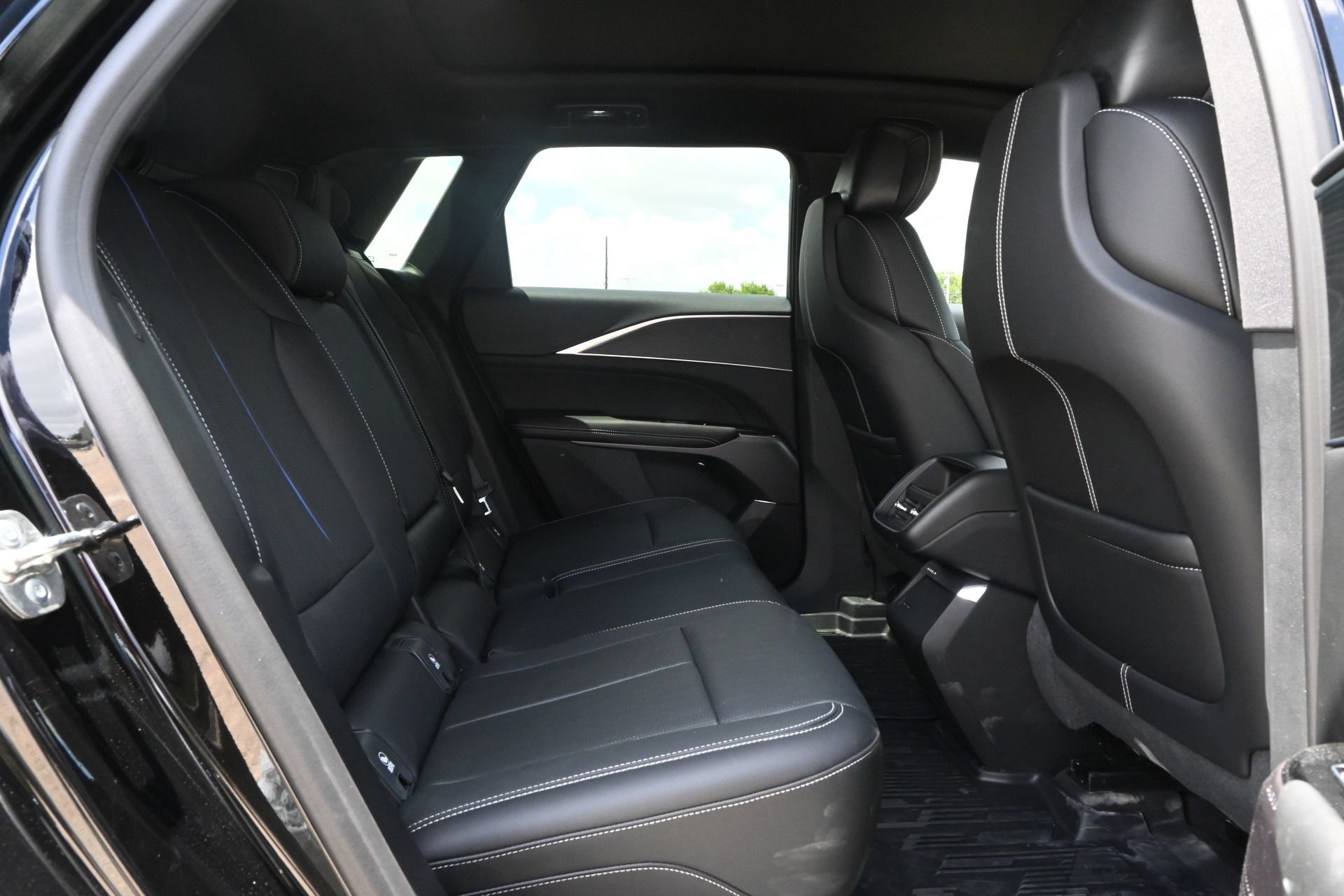 Used 2025 Cadillac Lyriq Luxury w/ LPO, Floor Liner Package AWD/4WD image 21