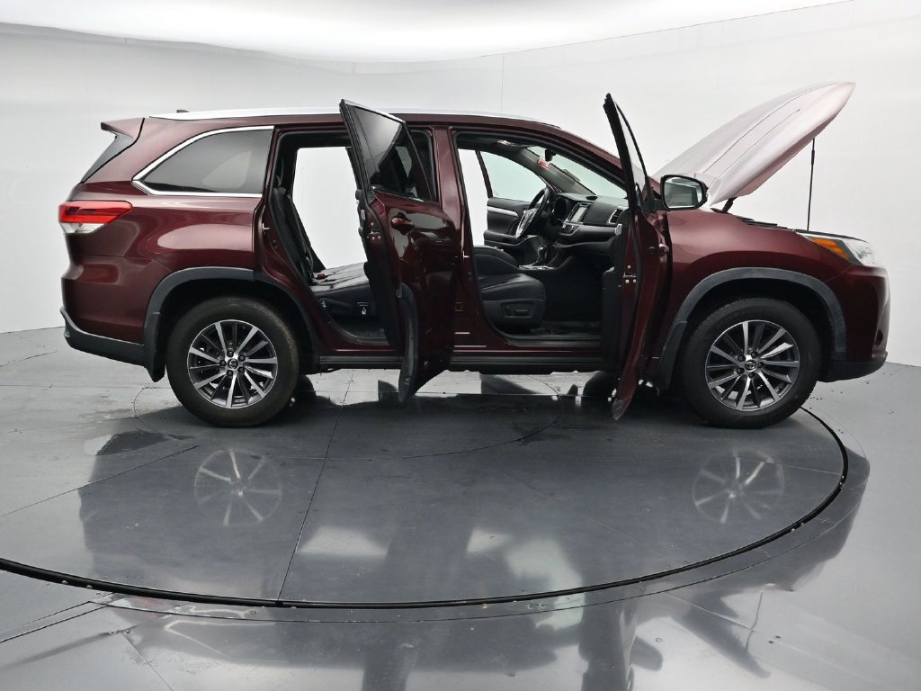Used 2018 Toyota Highlander XLE AWD/4WD image 41