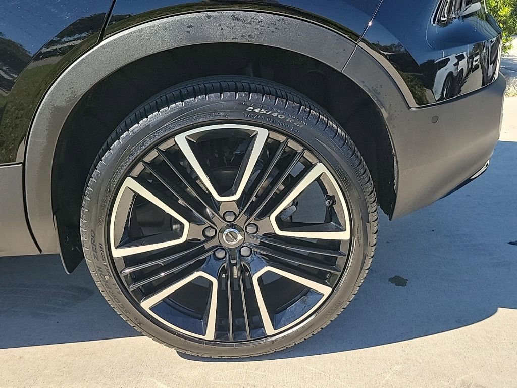 Used 2025 Volvo XC40 B5 Ultra image 4