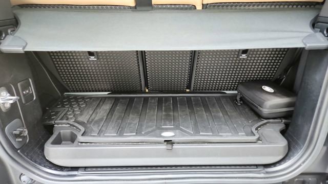 Used 2025 Land Rover Defender 90 X-Dynamic SE image 15