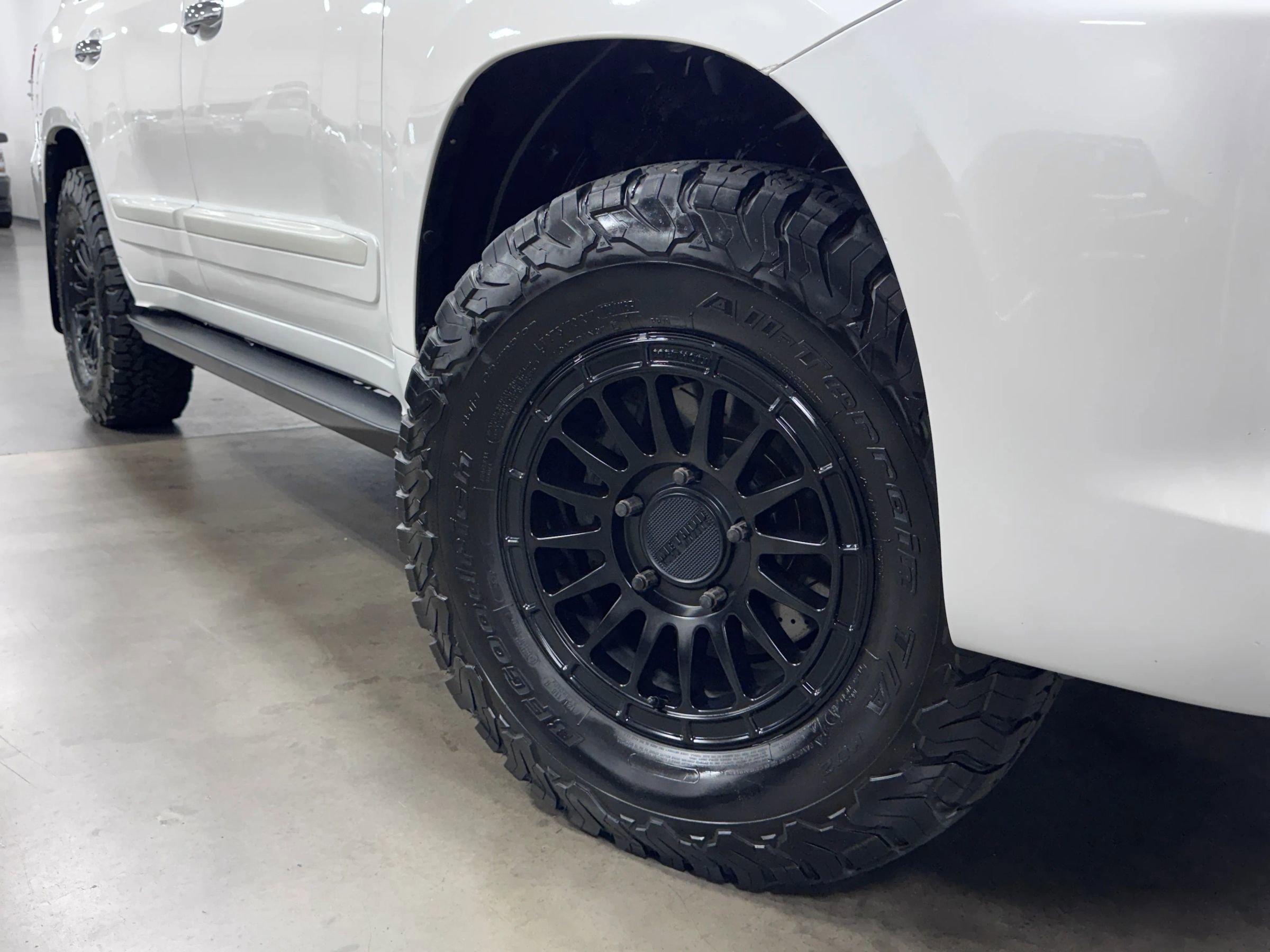 Used 2015 Lexus LX 570 4WD image 3