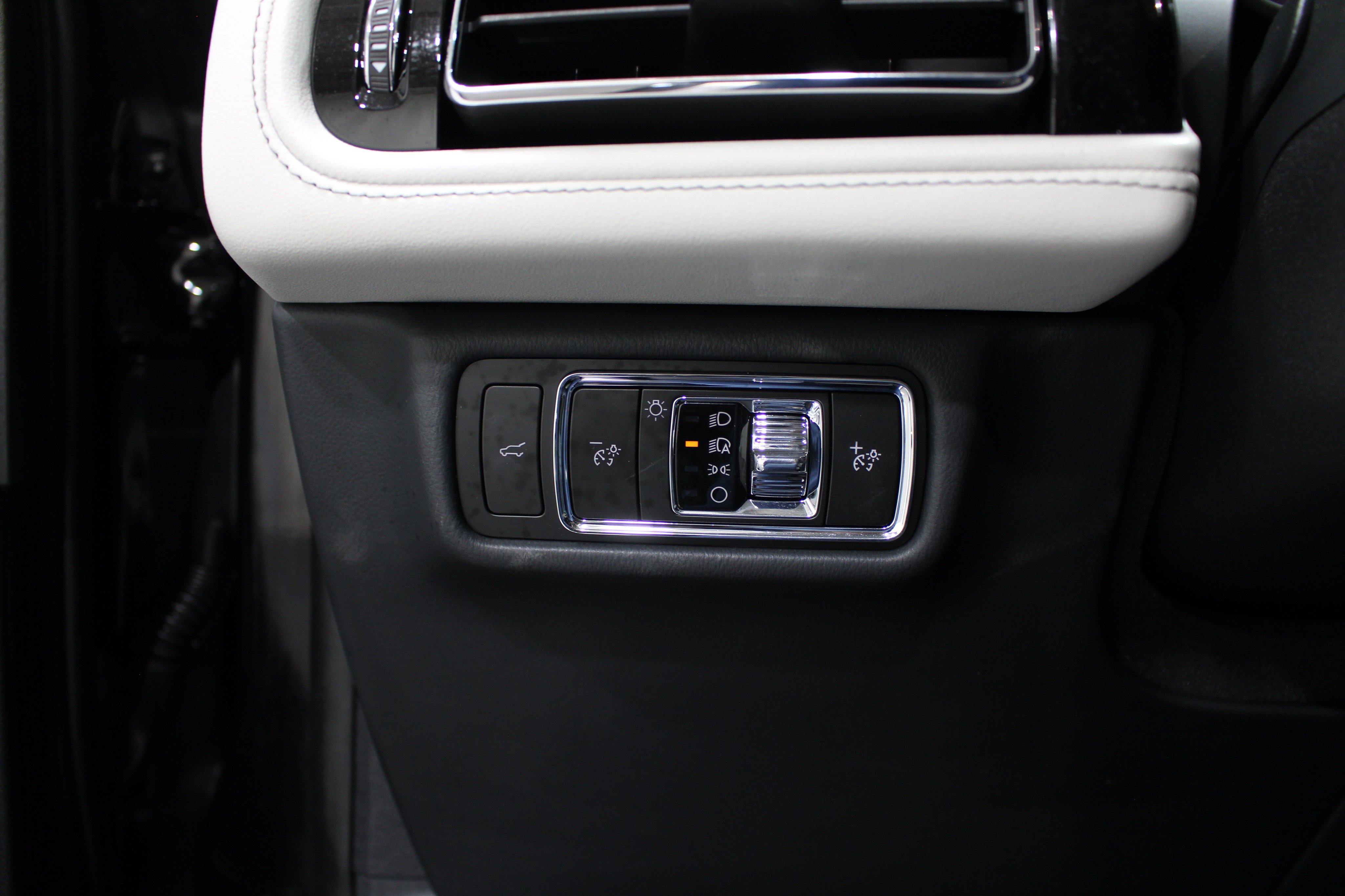 Certified 2026 Lincoln Aviator Reserve AWD/4WD image 9