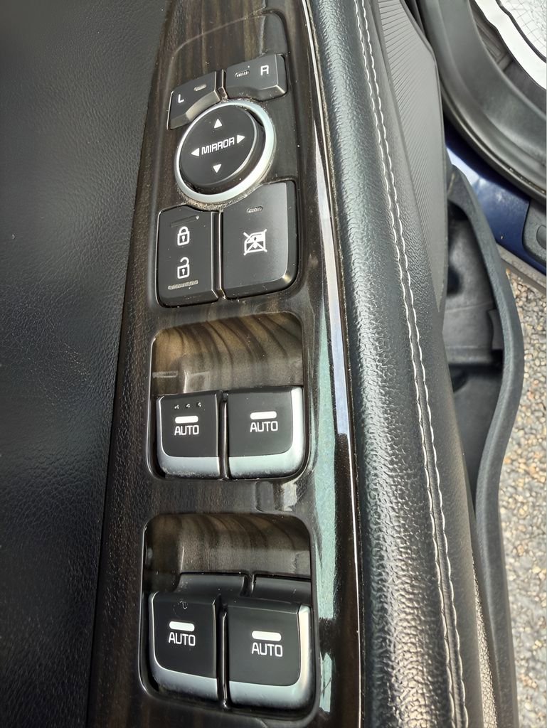 Used 2020 Kia Sorento AWD V6 image 19