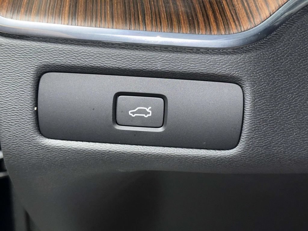 Used 2024 Volvo XC60 B5 Plus w/ Protection Package Premier AWD/4WD image 27