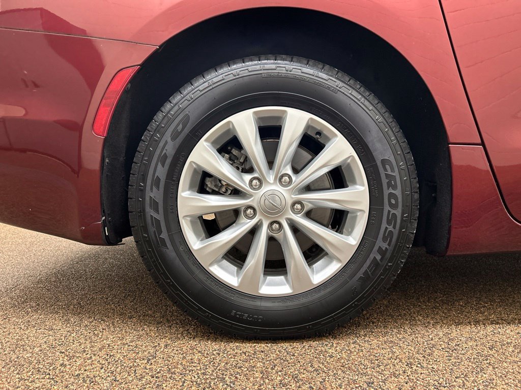 Used 2017 Chrysler Pacifica Touring-L FWD image 26