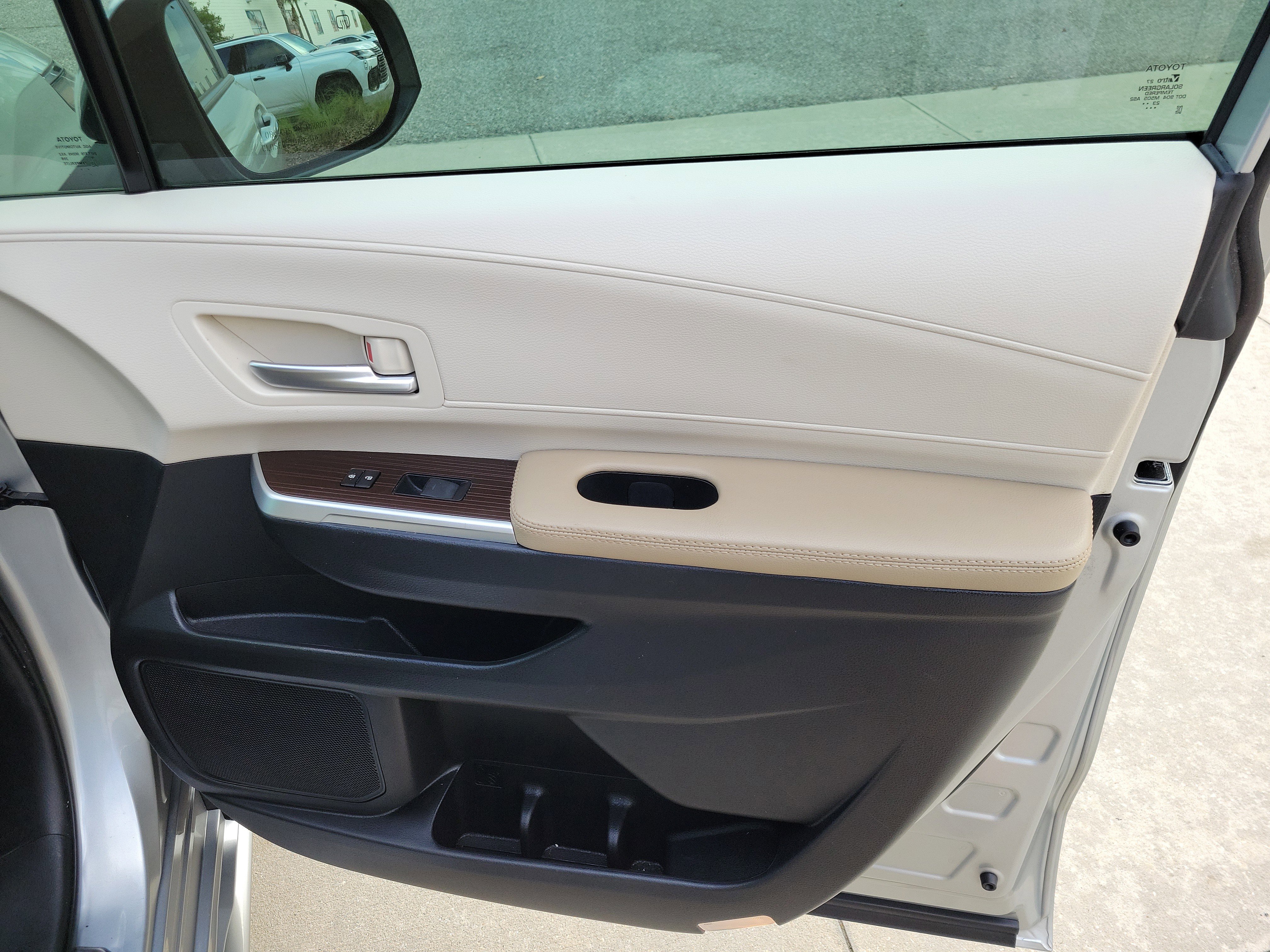 Certified 2024 Toyota Sienna XLE image 29