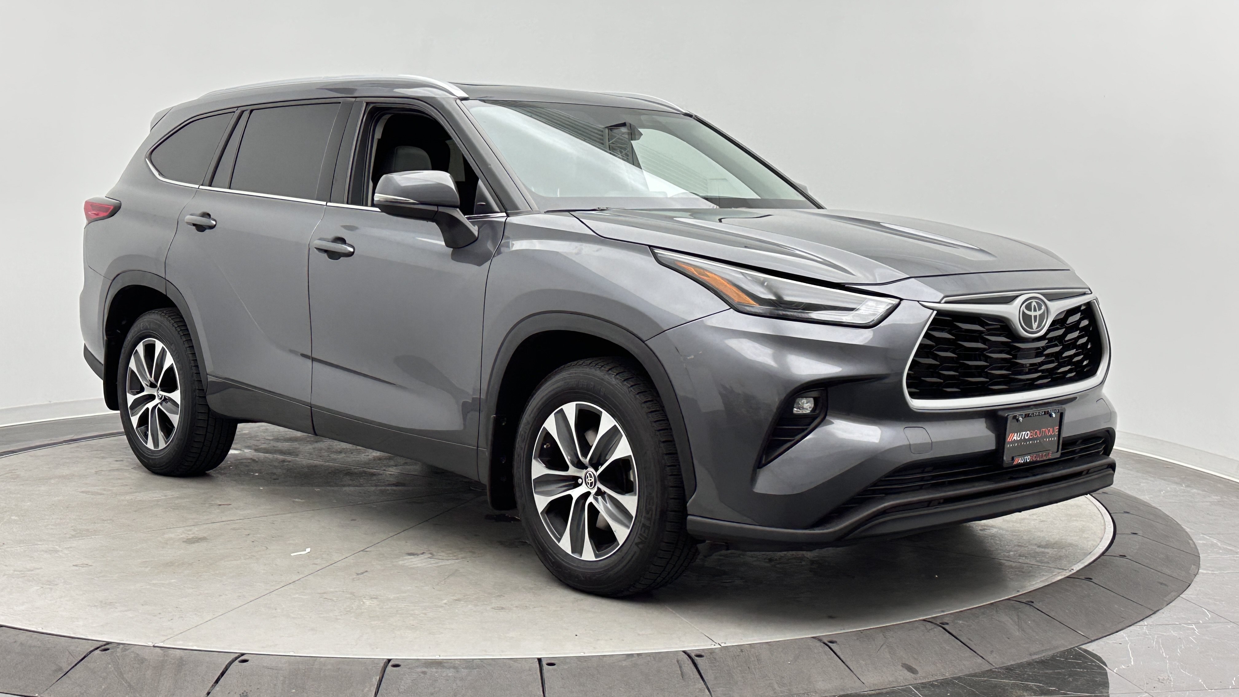 Used 2022 Toyota Highlander XLE AWD/4WD image 3