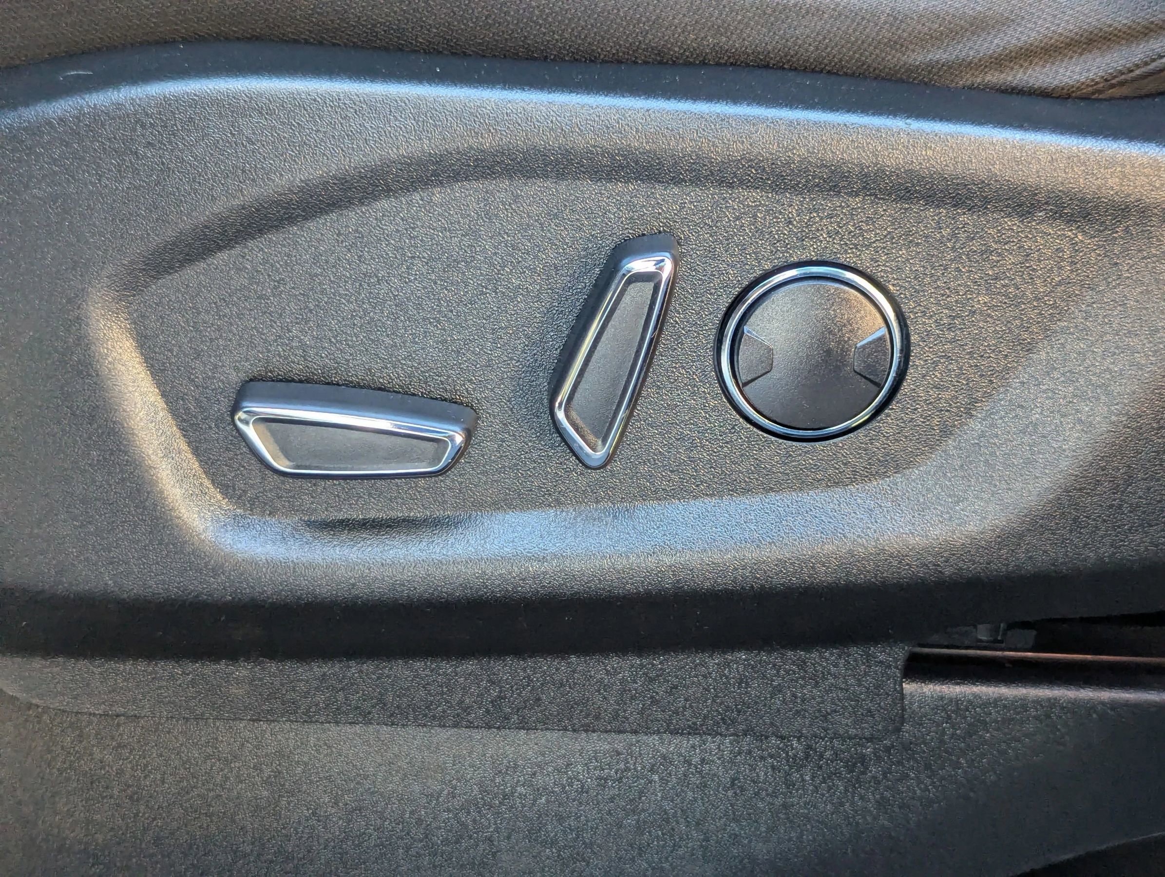 Used 2018 Ford Explorer XLT w/ Equipment Group 201A image 18