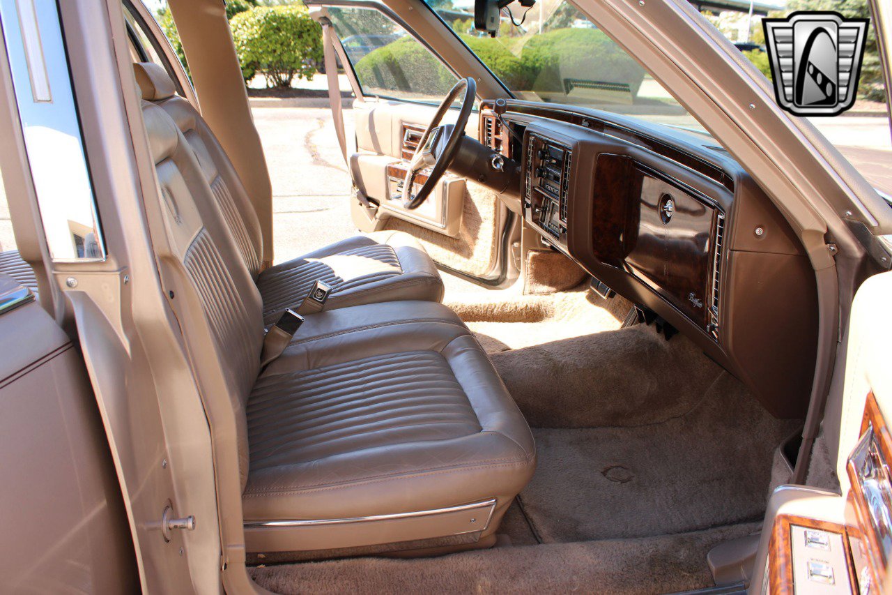 Used 1992 Cadillac Brougham image 24