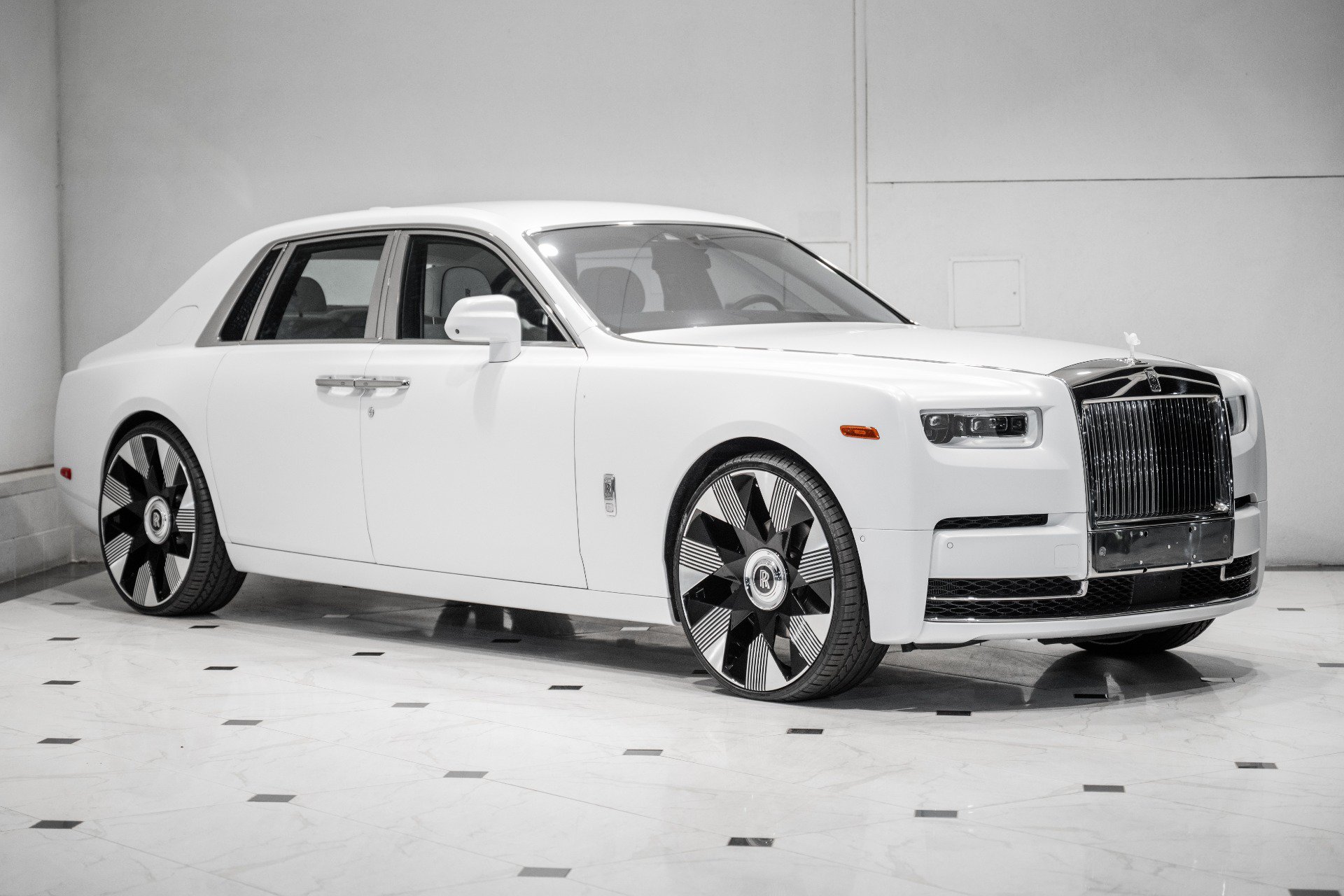 Used 2018 Rolls-Royce Phantom Sedan RWD image 3