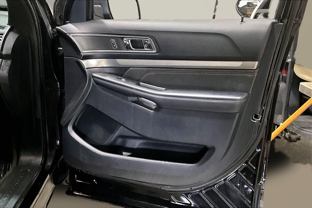 Used 2018 Ford Explorer XLT w/ XLT Appearance Package image 28