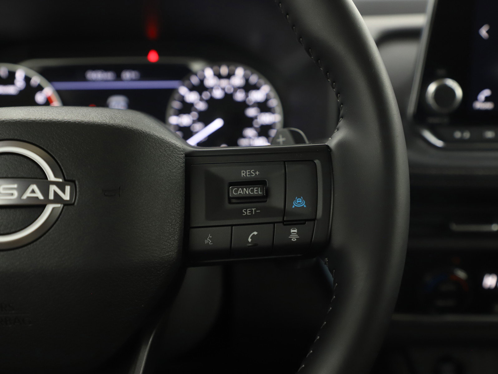 Used 2025 Nissan Rogue SV image 28