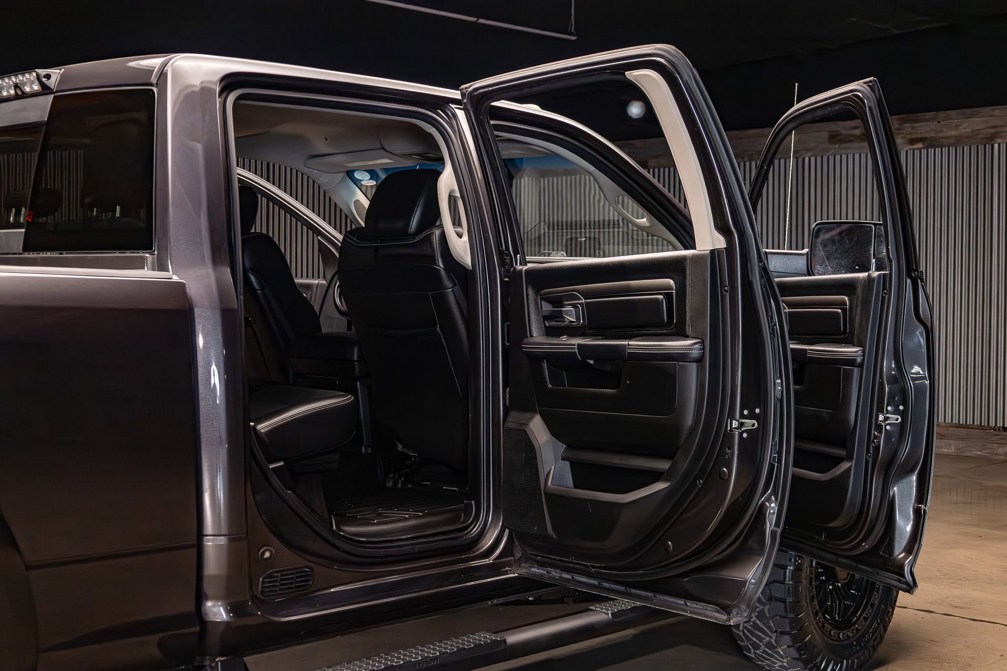 Used 2018 RAM 2500 Laramie w/ Sport Appearance Group AWD/4WD image 30