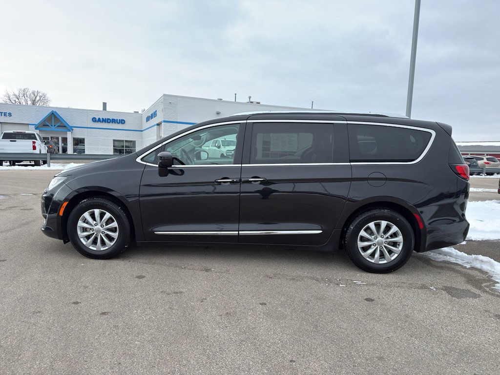 Used 2018 Chrysler Pacifica Touring-L image 6