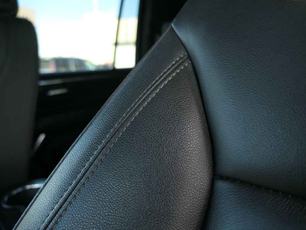 Used 2025 Chevrolet Suburban Z71 image 11