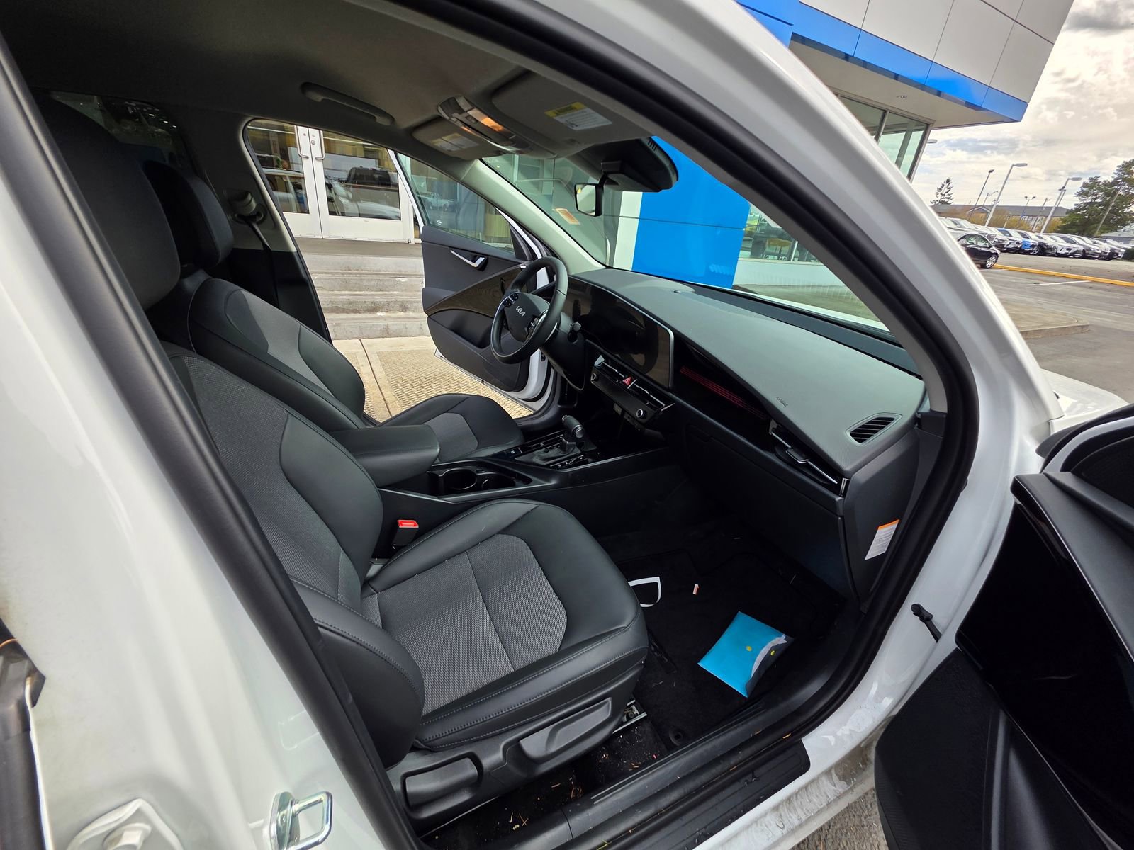 Used 2025 Kia Niro EX image 15