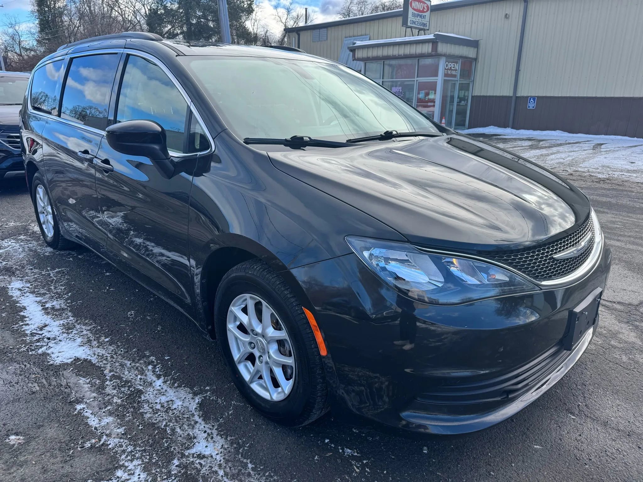 Used 2020 Chrysler Voyager Lxi image 3