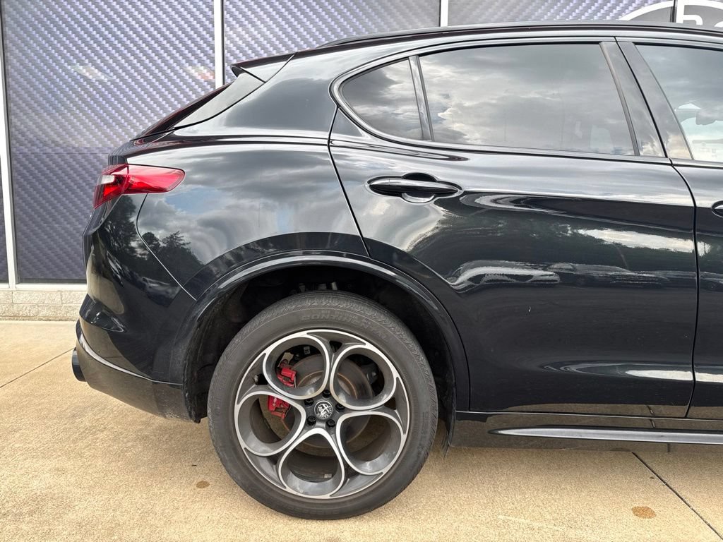 Used 2023 Alfa Romeo Stelvio Veloce AWD/4WD image 5