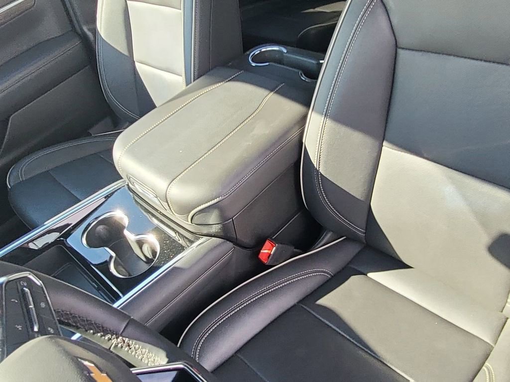 Used 2025 Chevrolet Suburban Premier image 25