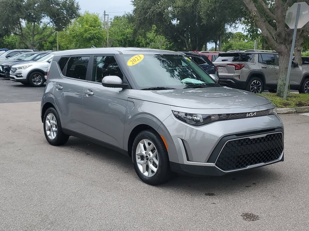 Used 2023 Kia Soul LX w/ LX Technology Package FWD image 7