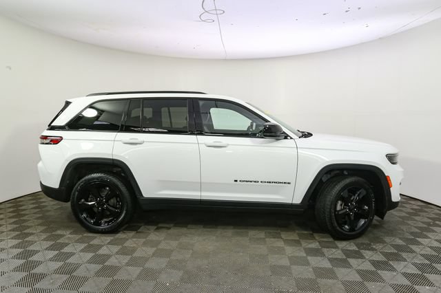 Used 2023 Jeep Grand Cherokee Altitude AWD/4WD image 14