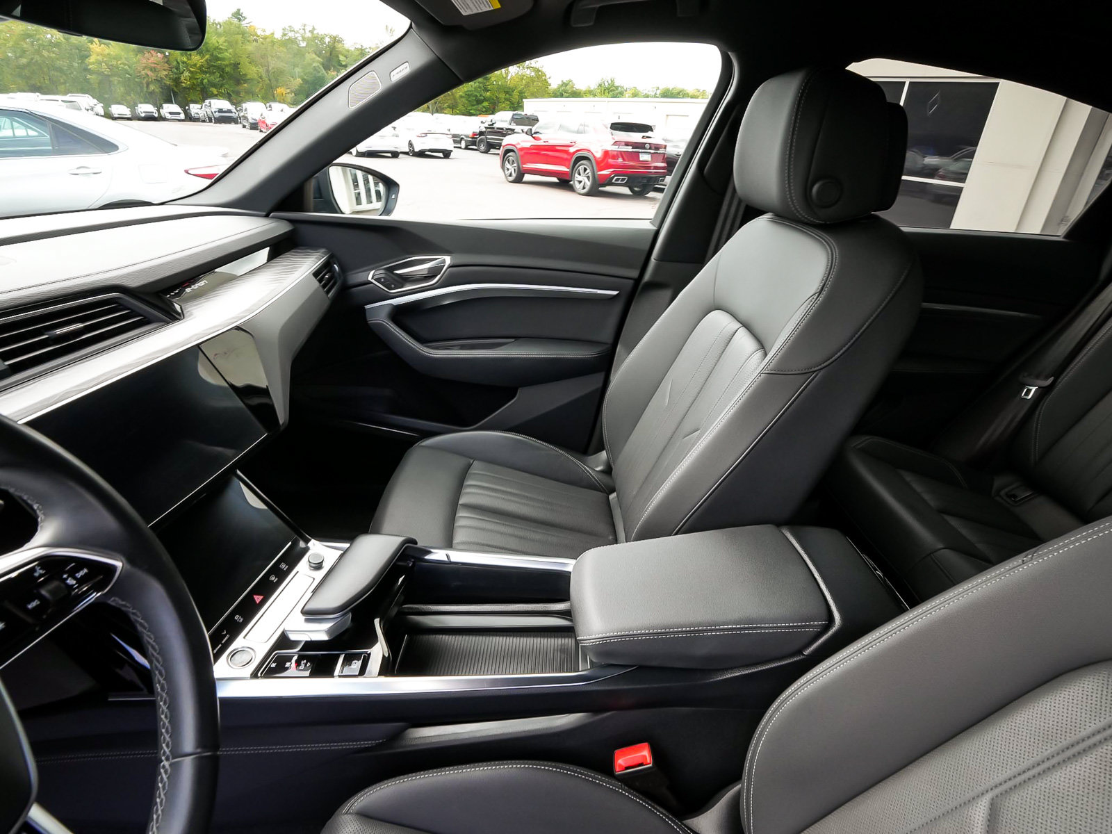 Used 2024 Audi Q8 e-tron Premium Plus w/ Premium Plus Package AWD/4WD image 31