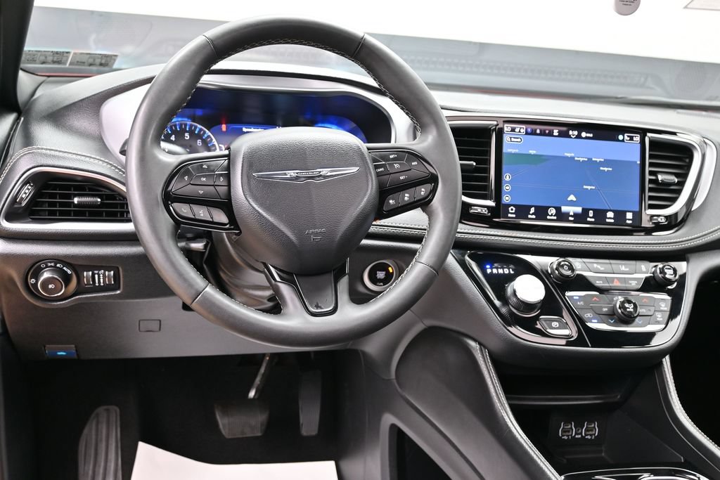 Used 2025 Chrysler Pacifica Limited FWD image 30